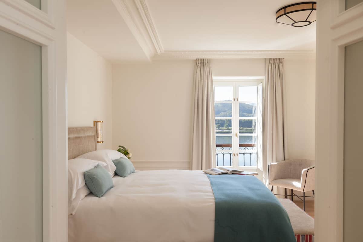 Superior Apartment, 1 Katil Raja (King) dengan Katil Sofa, River View | Cadar kapas Mesir, peralatan tempat tidur premium, busa memori 