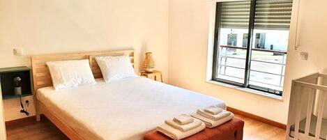 2 slaapkamers, een bureau, een strijkplank/strijkijzer, reisbedje