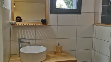 Dusche, Haartrockner, Handtücher, Seife