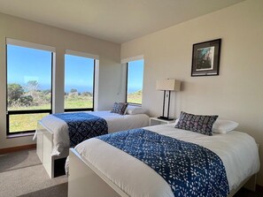 4 bedrooms, iron/ironing board, travel cot, WiFi - Cormorant Cove | Ocean Views, Hot Tub & EV Charger (Sea Ranch)