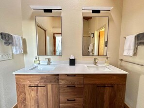 Combined shower/bathtub, towels - Cormorant Cove | Ocean Views, Hot Tub & EV Charger (Sea Ranch)