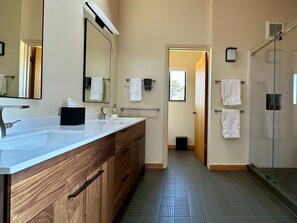 Combined shower/tub, towels - Ocean meadow home, great views, hot tub, EV charger, shared pools (Sea Ranch)