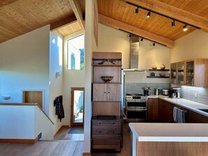 Una cocina moderna con armarios de madera, una isla central y electrodomésticos integrados.