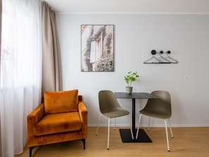 Single Suite M with balcony | Living area