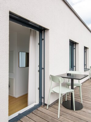 One-Bedroom Suite with balcony | Balcony - Limehome Passau Bahnhofstraße (Passau)
