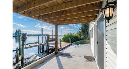 Cozy Gulf Getaway. Oceanfront with Dock