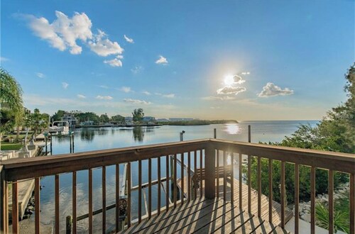 Cozy Gulf Getaway. Oceanfront with Dock