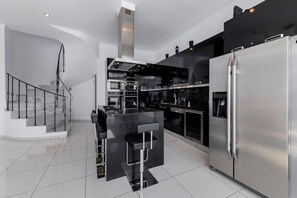 Réfrigérateur, micro-ondes, four, plaque de cuisson