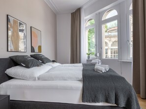 Bureau, espace de travail pour ordinateur portable, Wi-Fi gratuit