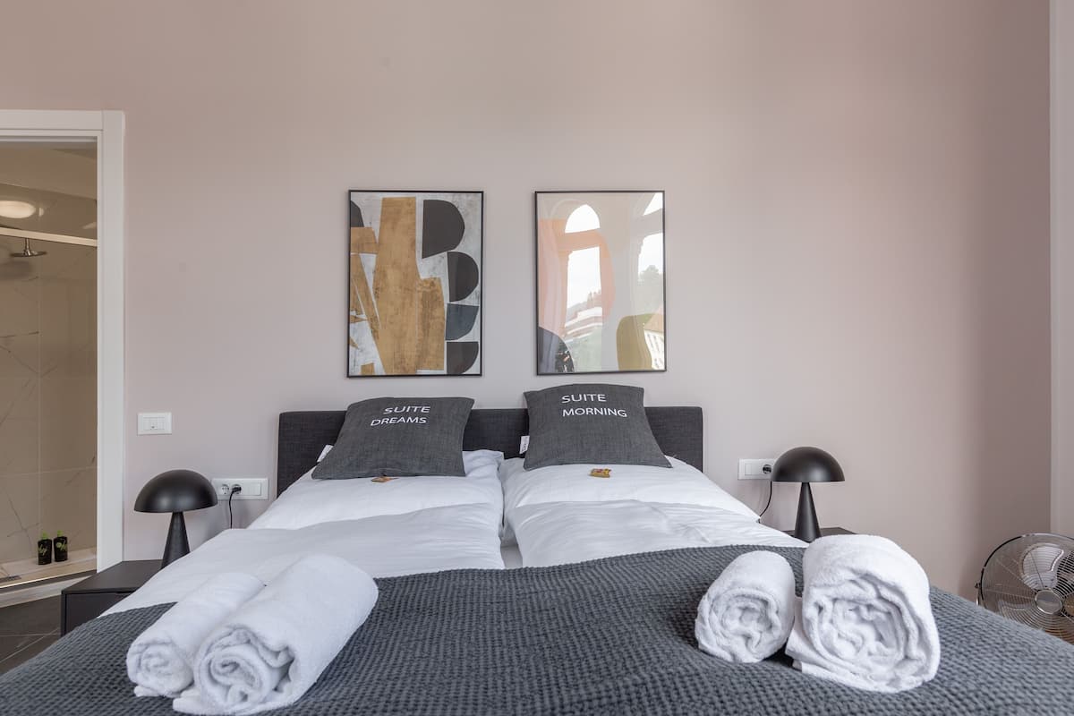 Suite, 1 Bedroom, Balcony (M) | 1 bilik tidur, meja, ruang kerja komputer riba, Wi-fi percuma
