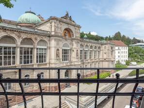 Un edificio histórico con arquitectura clásica, ventanas grandes y una cúpula.