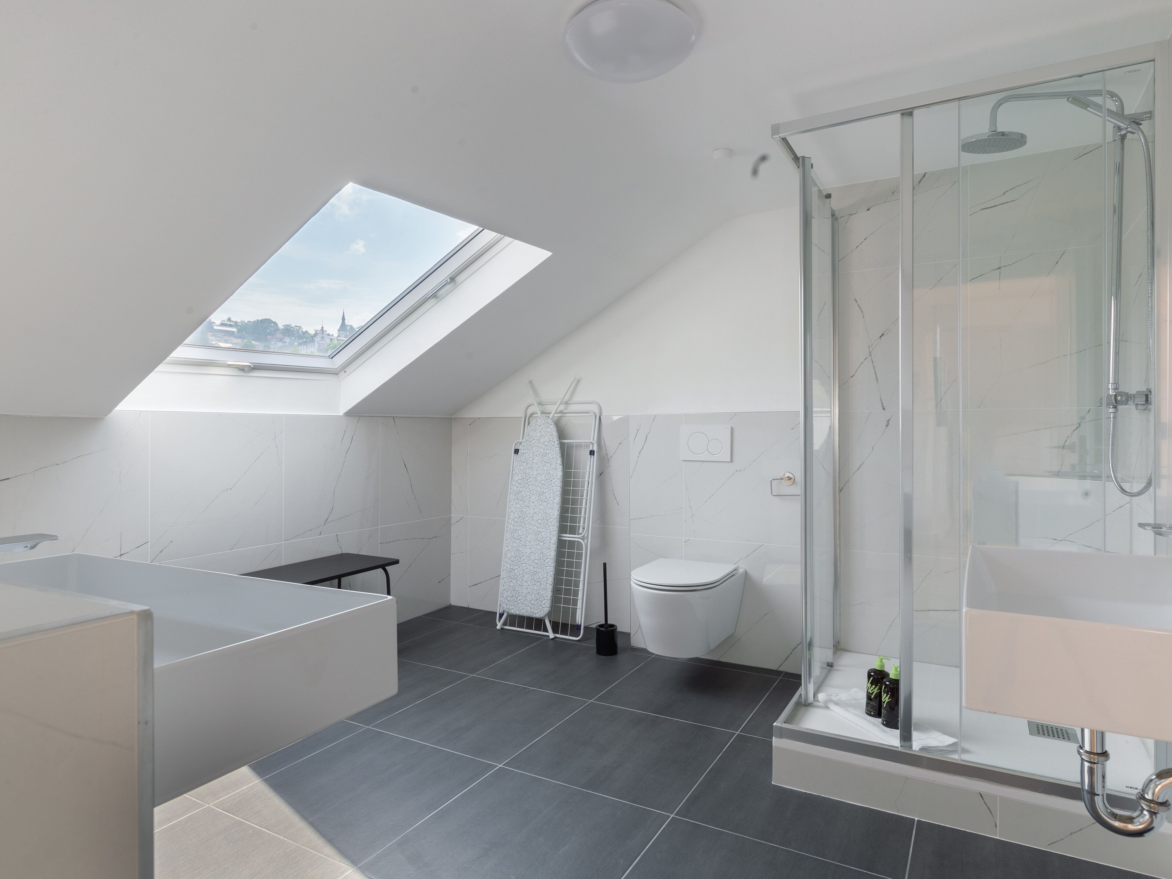 Drei-Schlafzimmer-Penthouse-Suite | Badezimmer | Dusche, Handtücher