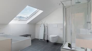 Drei-Schlafzimmer-Penthouse-Suite | Badezimmer | Dusche, Handtücher