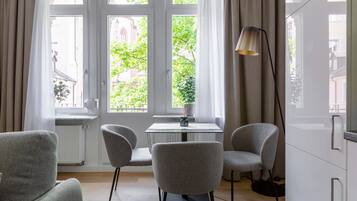 Ein-Schlafzimmer-Suite M mit Schlafsofa | Wohnbereich | Fernseher