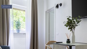 ห้องสตูดิโอสวีท, 1 ห้องนอน (S) | บริเวณนั่งเล่น | ทีวี