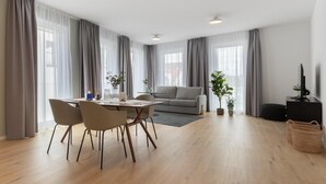One-Bedroom Suite with balcony | 用餐區