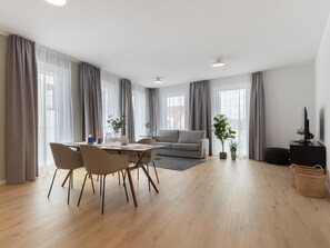 One-Bedroom Suite with balcony | Dining - Limehome Gütersloh Eickhoffstraße (Guetersloh)