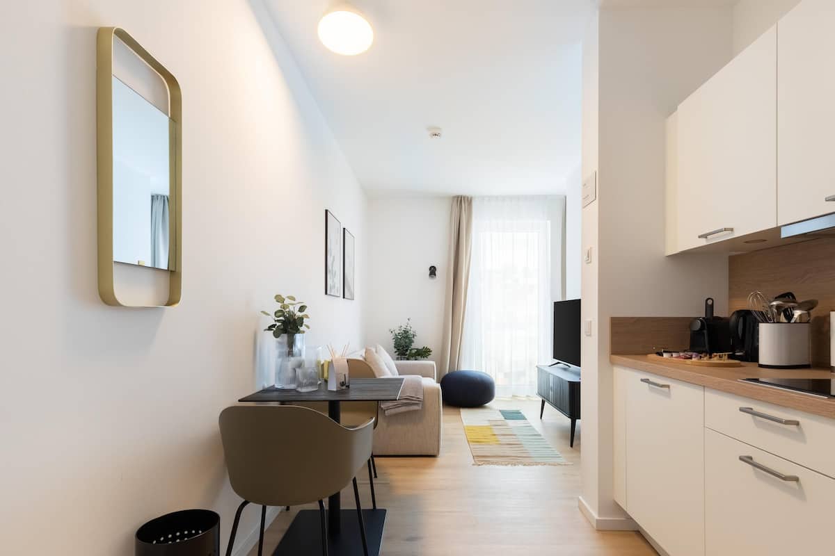Suite M with balcony | Privékeuken | Een waterkoker