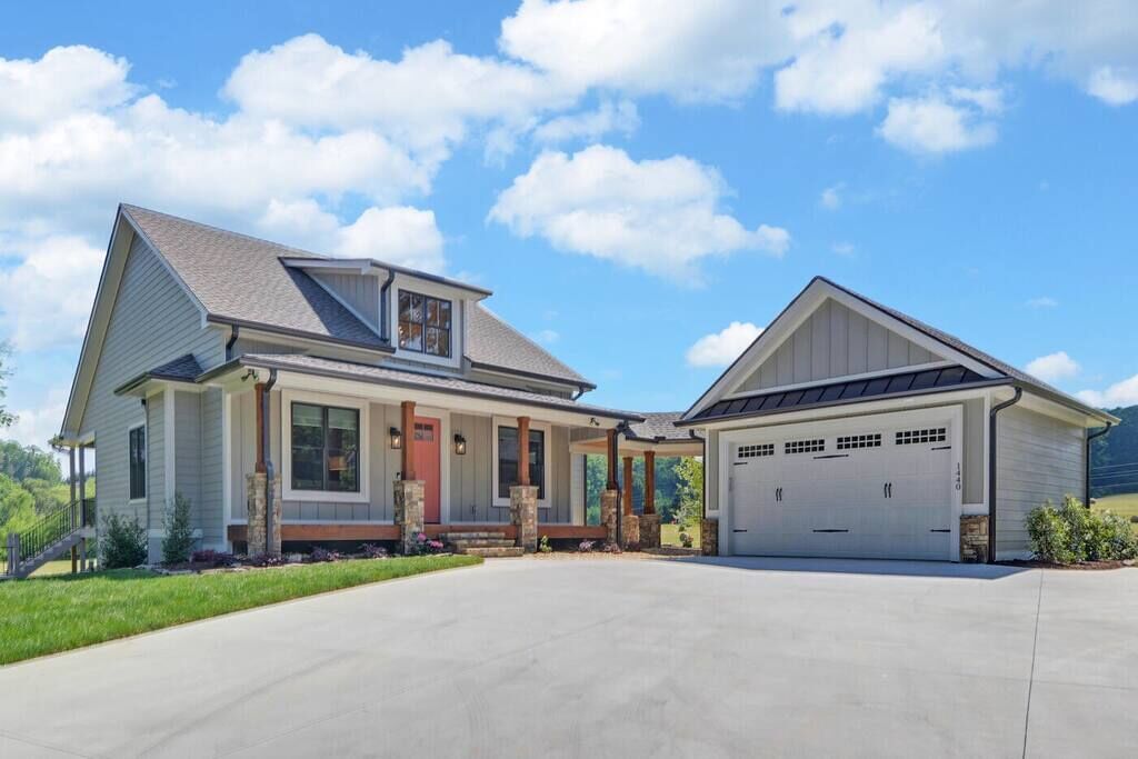 Covered dock, golf cart, Hot Tub!