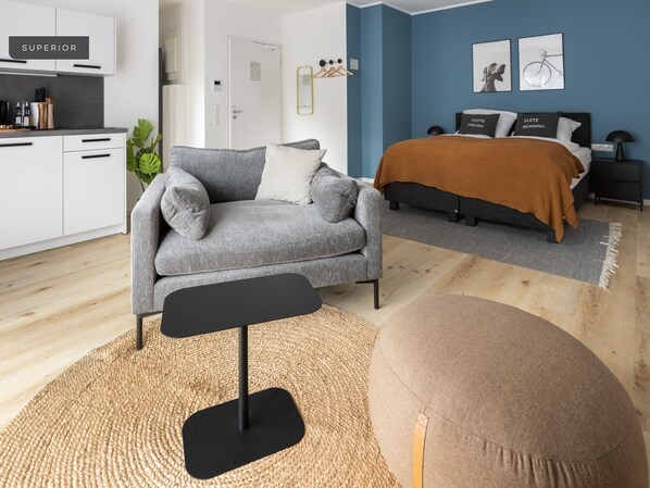 Superior Suite with Balcony | Área de estar | TV