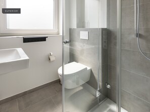 Superior Suite with Balcony | Kamar mandi | Shower, perlengkapan kamar mandi ramah lingkungan,  dan handuk