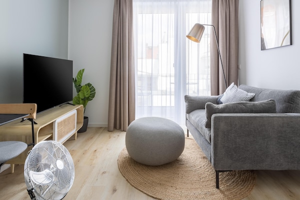 Standard Suite with Balcony | Área de estar | TV