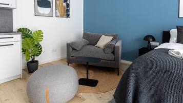 Standard Suite with Balcony | Kostenloses WLAN, Bettwäsche
