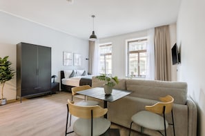 Suite XL with sofa bed | Zona de estar | Una televisión