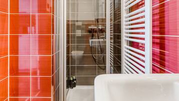 Single Suite | Bad | Dusj, miljøvennlige toalettsaker og håndklær