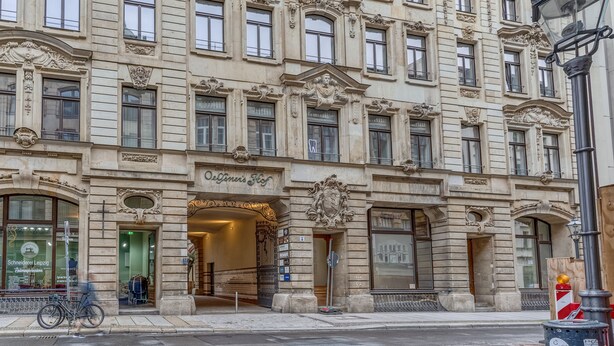 A historic building with ornate architectural details, including a prominent entrance with a sign reading "Hotel de Ville." - Limehome Leipzig Oelßner's Hof (Leipzig)