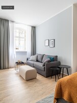 Suite with Sofa Bed | 起居区 | 电视