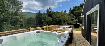 NEW Modern Catskills Cabin w/ HOT TUB & views
