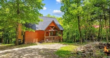 Cozy peaceful cabin with games, massage chair and fire pit! Bring your kayaks!!