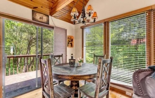 Cozy peaceful cabin with games, massage chair and fire pit! Bring your kayaks!! 