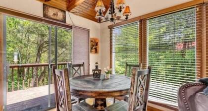 Cozy peaceful cabin with games, massage chair and fire pit! Bring your kayaks!!