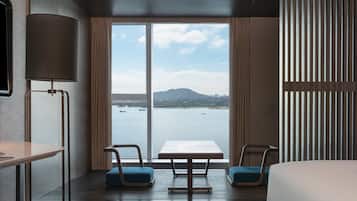 特級客房, 1 張特大雙人床, 可使用俱樂部酒廊, 海景 | 1 間睡房、羽絨被、迷你吧贈品、房內夾萬