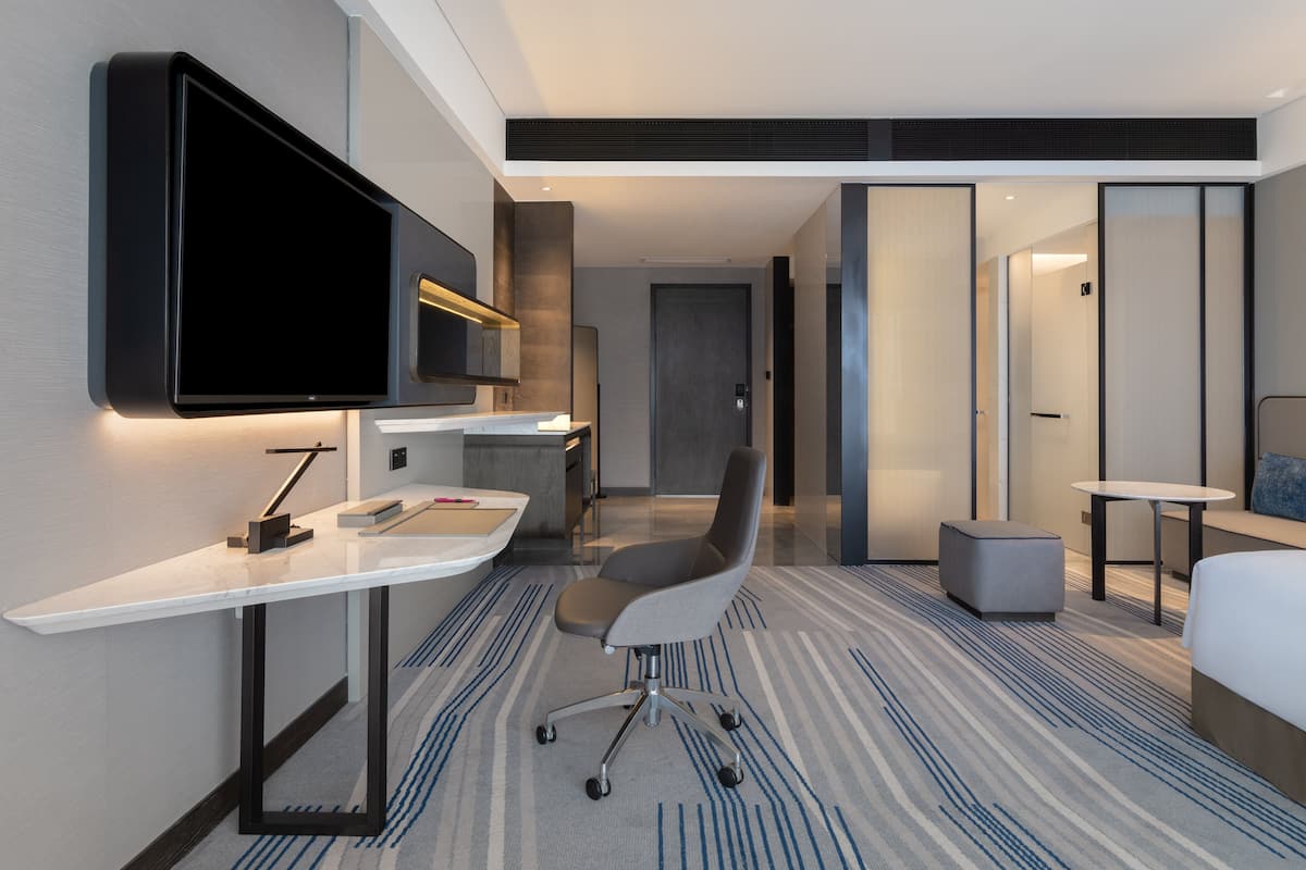 Edredons de pluma, frigobar (abastecido com itens grátis)