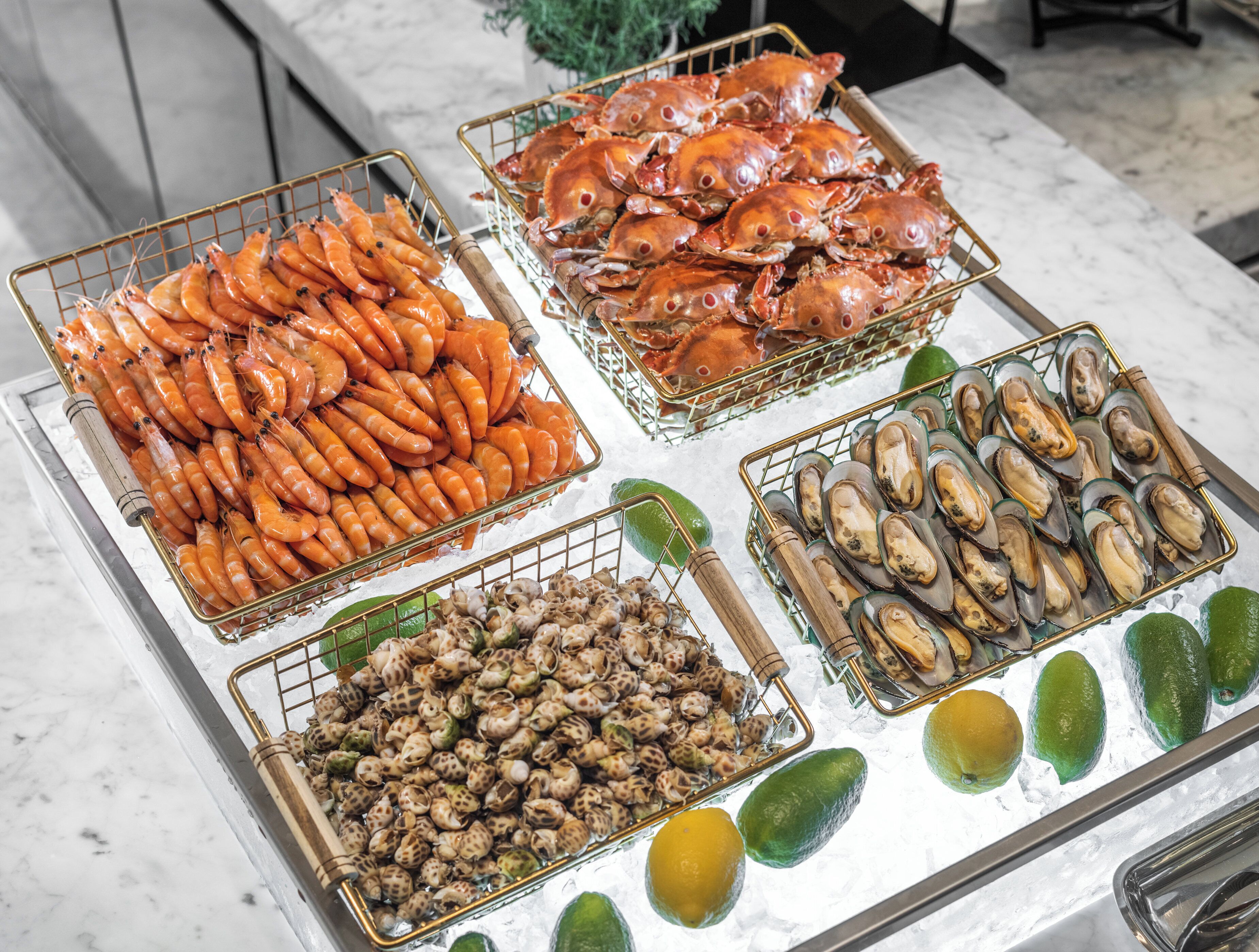 Una exhibición de mariscos con diversos tipos de mariscos y crustáceos.