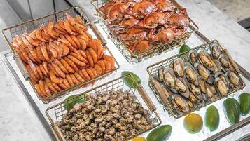Una exhibición de mariscos con diversos tipos de mariscos y crustáceos.