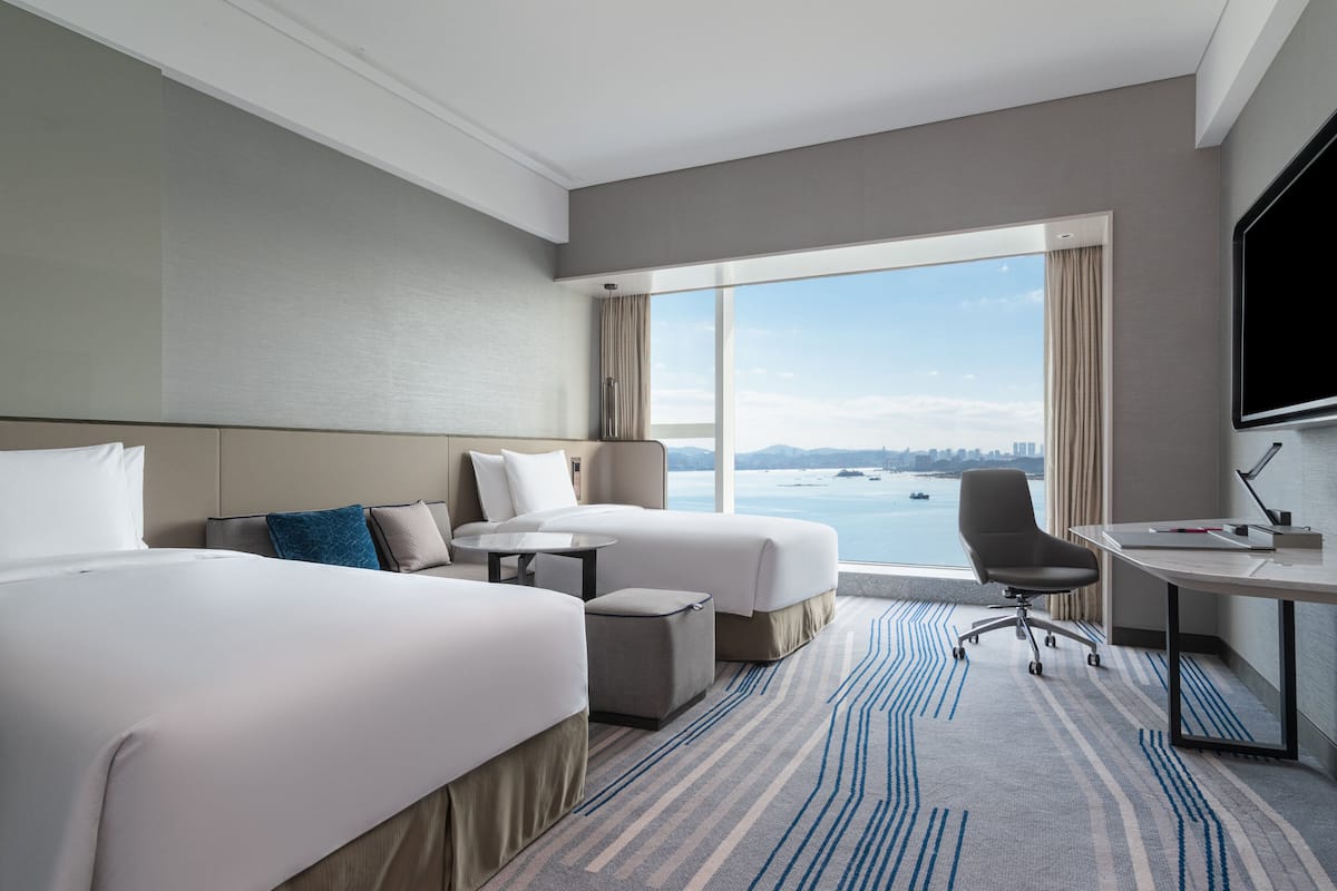 Edredons de pluma, frigobar (abastecido com itens grátis)