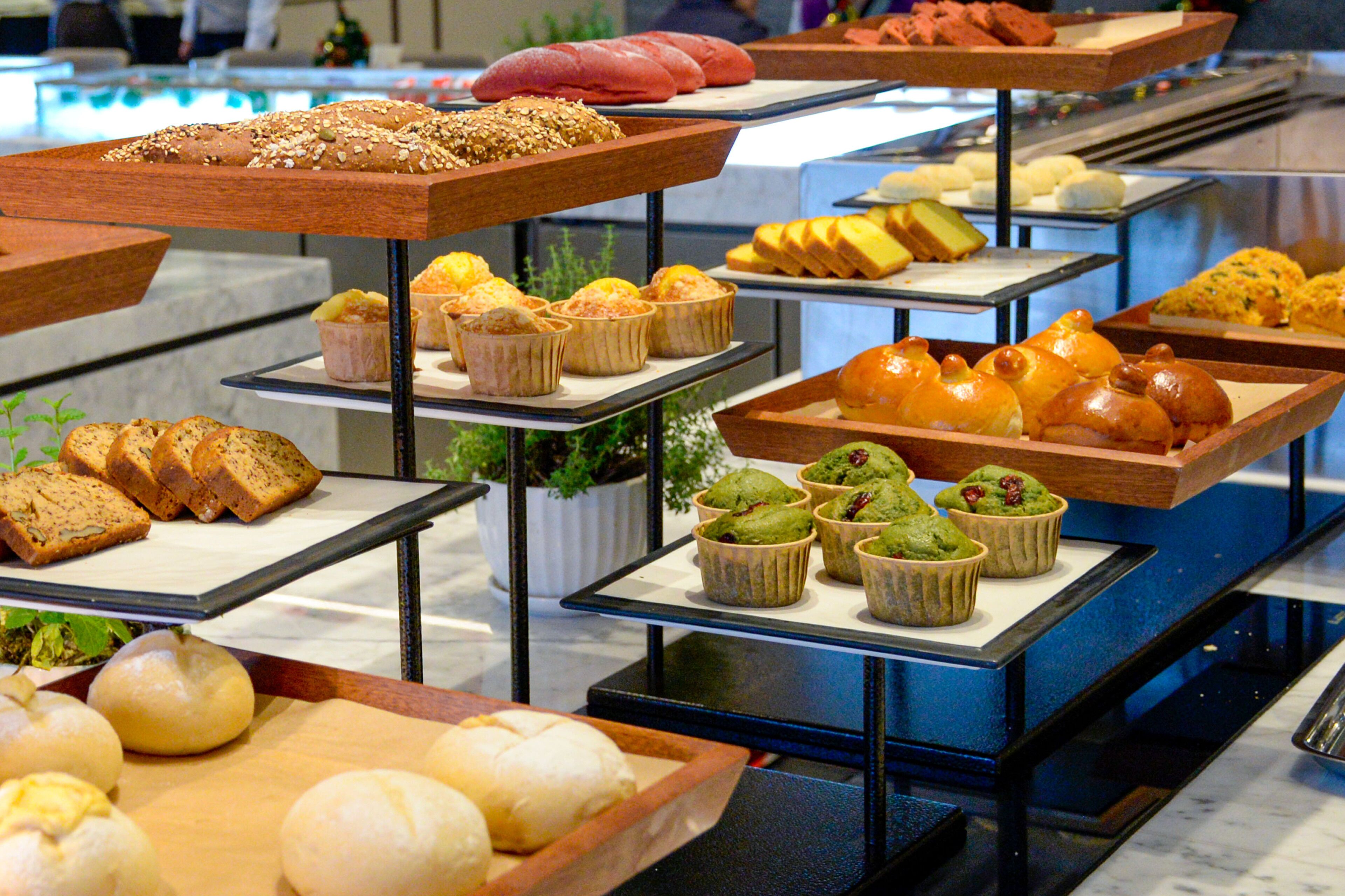 Un bufé con diversos productos de panadería y repostería.