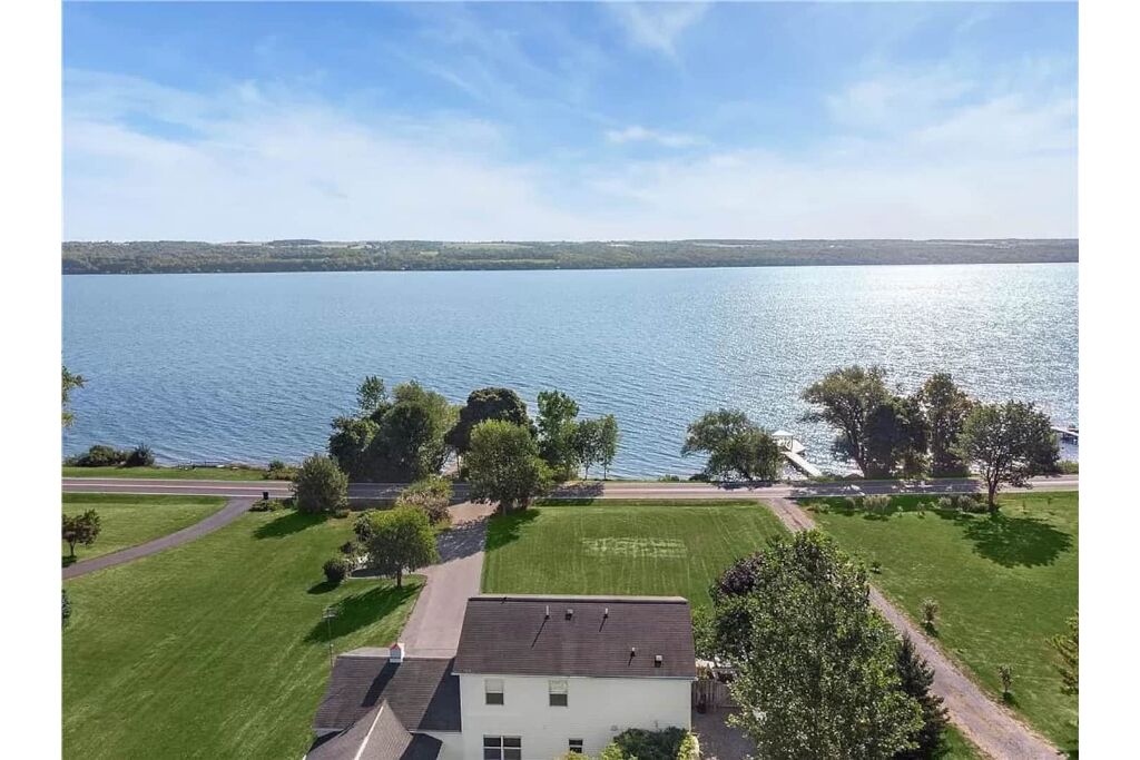 Charming 4-Season Cayuga Lake House near Sheldrake Point!! 