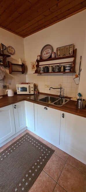 Fridge, microwave, oven, stovetop - Vacation home at the monastery garden. ( 127 qm)Gößweinstein with garden and balcony, parking lot (Gößweinstein)