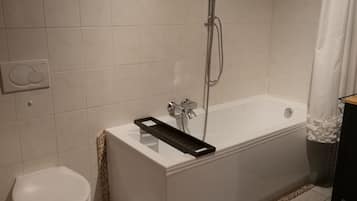 SĂšche-cheveux, savon, shampoing, papier toilette