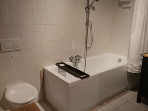 Een haardroger, zeep, shampoo, toiletpapier