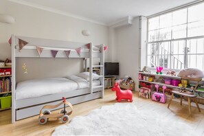 3 bedrooms, desk, iron/ironing board, free WiFi