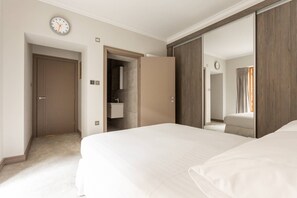 2 bedrooms, iron/ironing board, free WiFi, bed sheets - Red Lion Square by onefinestay (London)
