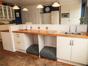 Cottage | Private kitchen | Fridge, dishwasher, electric kettle, toaster - Asta Cottage (Morpeth)
