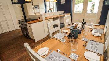 Cottage | Private kitchen | Fridge, dishwasher, electric kettle, toaster