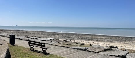 Una spiaggia nelle vicinanze